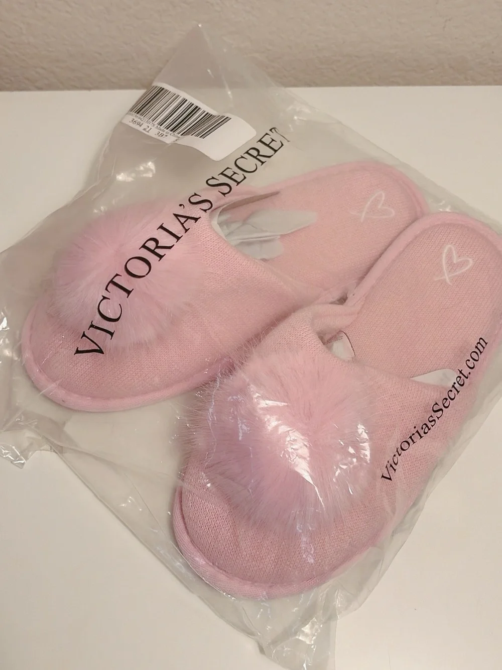 Victoria’s Secret Pink Pom Pom Plush Slippers Women’s Size S New in Bag
